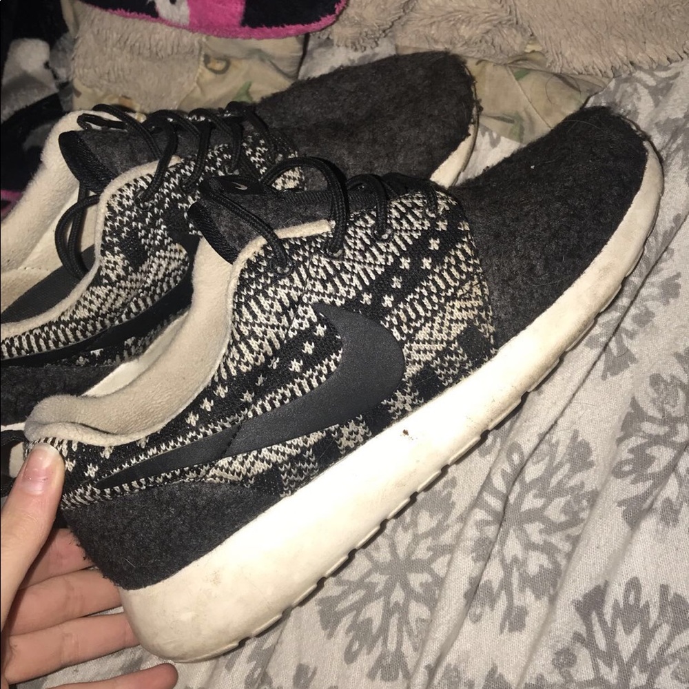 nike roshes size 7!